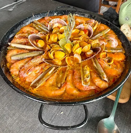 Arroz de marisco con langostinos, almejas, navajas y vieiras en Kunkos Restaurante