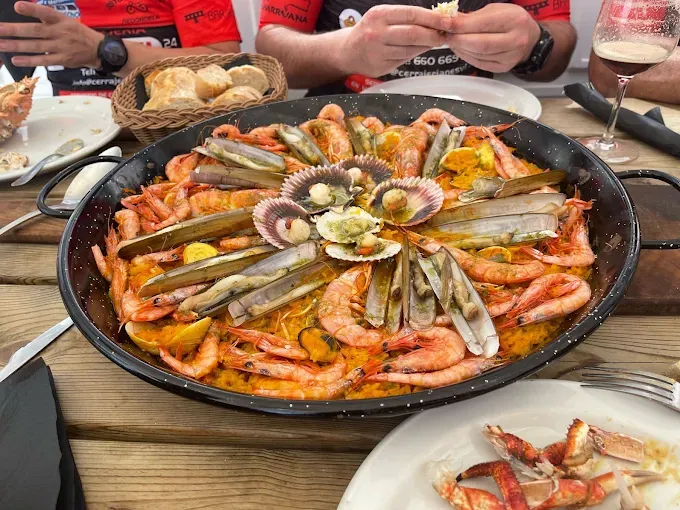 Arroz de marisco con langostinos, navajas y vieiras preparado en Kunkos Restaurante