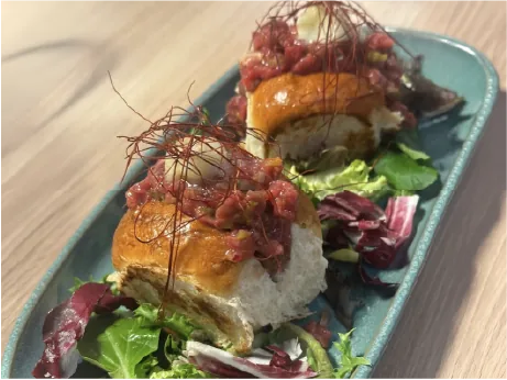 Brioches con tartar y ensalada preparados en Awen Gastrobar de Aldán