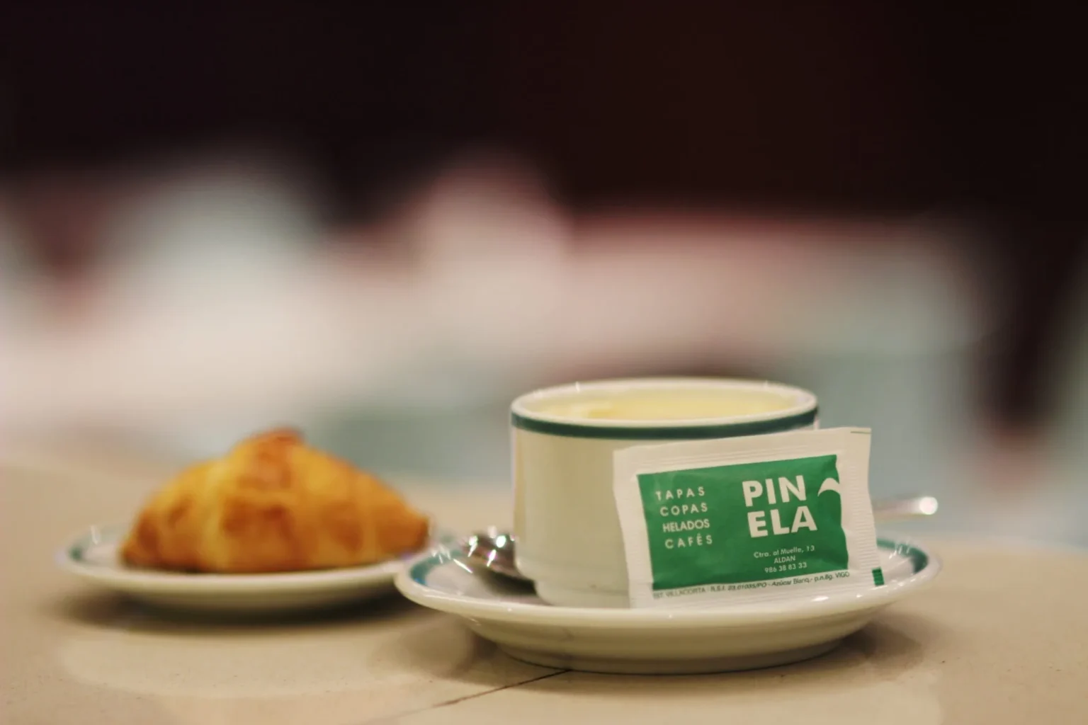Café con leche y cruasán servidos en Bar Pinela de Aldán