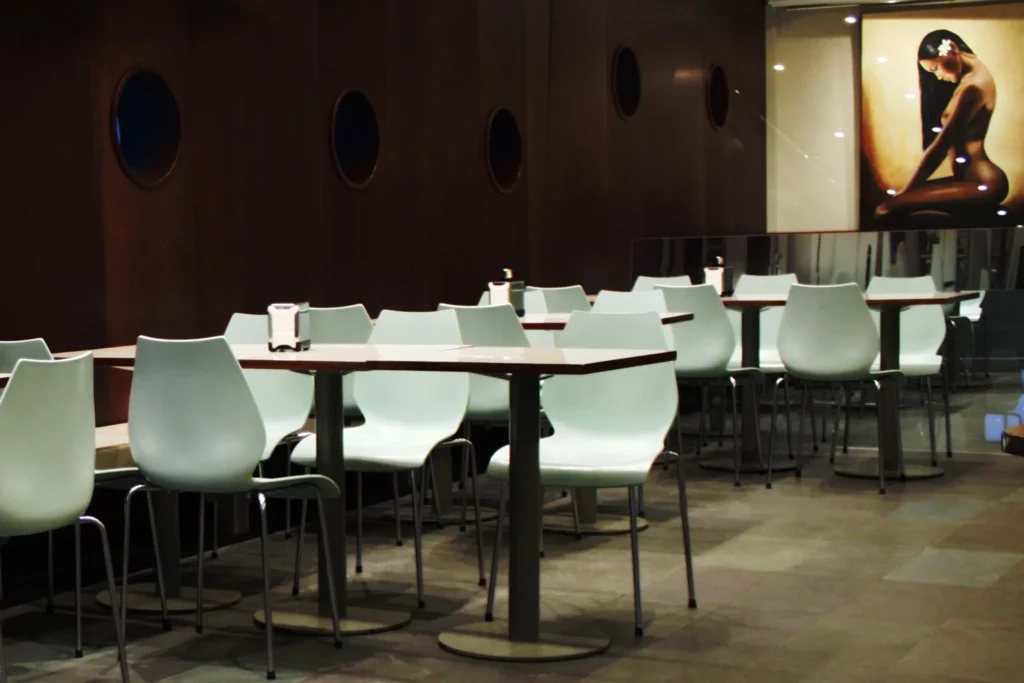 Comedor interior de Bar Pinela con mesas y sillas de diseño contemporáneo