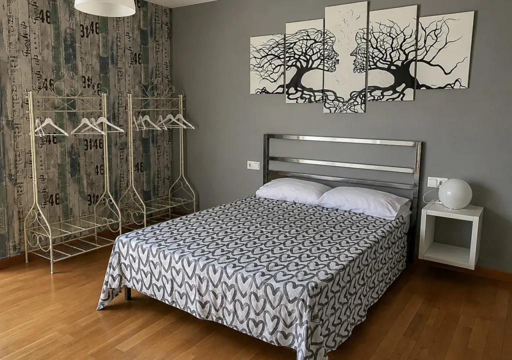 Dormitorio con cama de matrimonio y decoración contemporánea en O Igrexario Vacacional