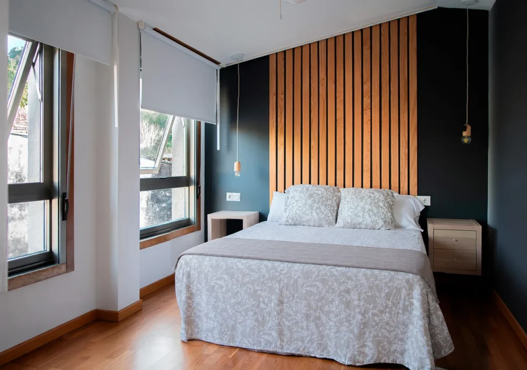 Dormitorio principal luminoso con cama de matrimonio en O Igrexario Vacacional
