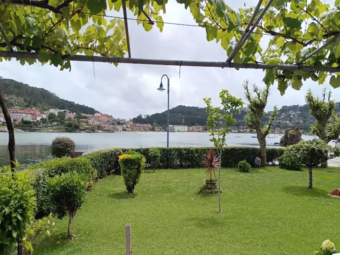 Jardín con emparrado y vistas a la ría de Aldán desde Tapería Peralta