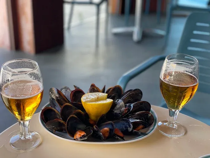 Mejillones al vapor con limón acompañados de dos copas de cerveza en Bar Pinela