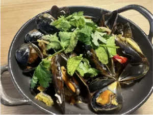 Mejillones cocinados con hierbas aromáticas y verduras en Awen Gastrobar de Aldán