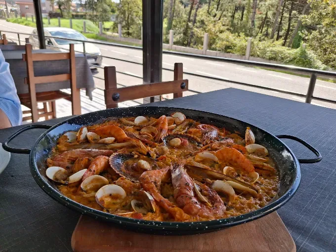 Paella de marisco con langostinos y almejas servida en Kunkos Restaurante