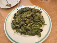 Ración de pimientos de Padrón servida en Bar Pinela de Aldán