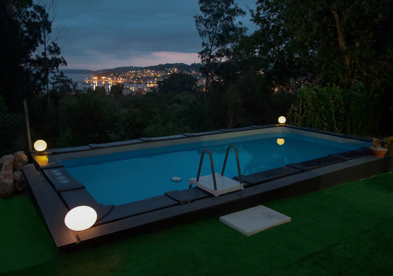 Piscina de O Igrexario al anochecer con vistas hacia la ría