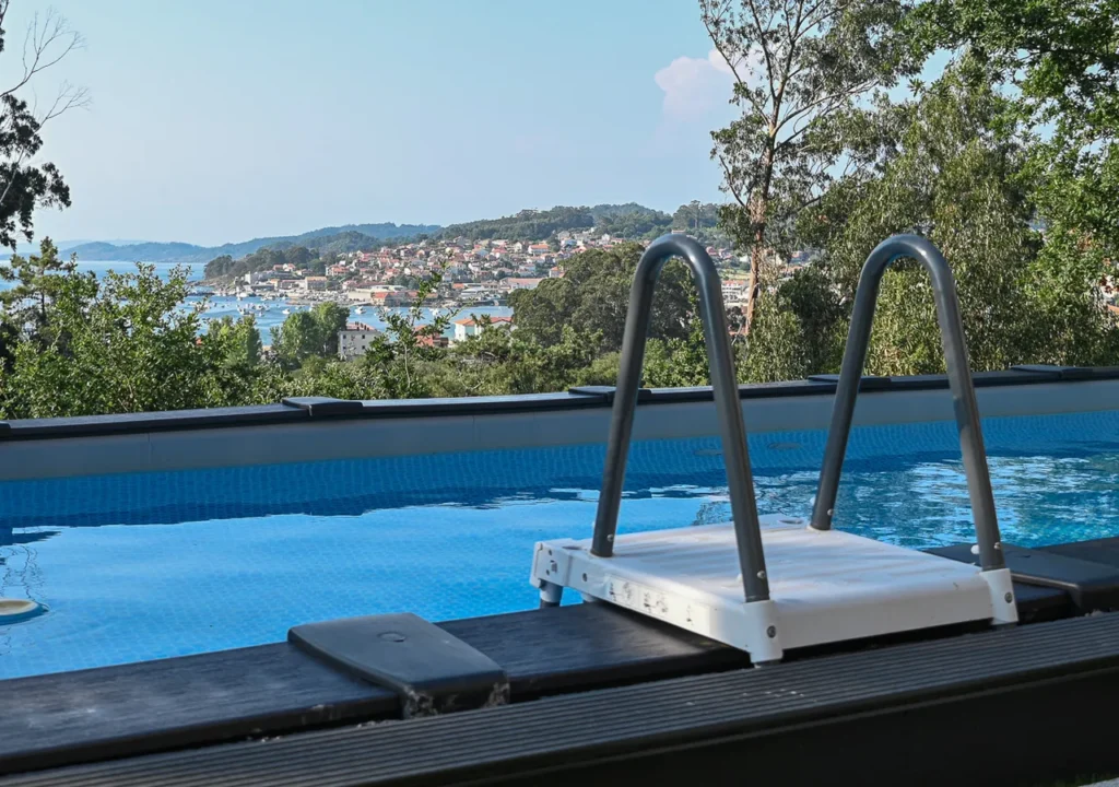 Piscina privada de O Igrexario Vacacional con vistas a la ría de Aldán