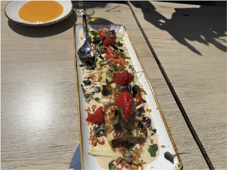 Elaboración creativa con fresas, frutos secos y brotes verdes en Awen Gastrobar