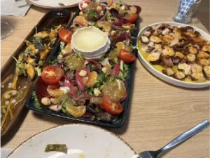 Ensalada con queso, pulpo y otros platos para compartir en Awen Gastrobar de Aldán