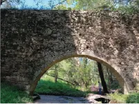 Antiguo puente de piedra de San Cibrán sobre el río Orxás en Aldán