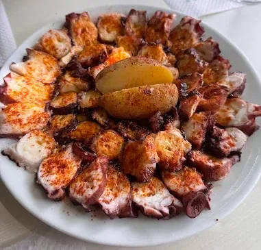 Plato de pulpo con patatas, aceite de oliva y pimentón en Tapería Peralta