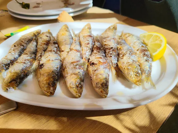Sardinas a la plancha acompañadas de limón en Bar Pinela de Aldán