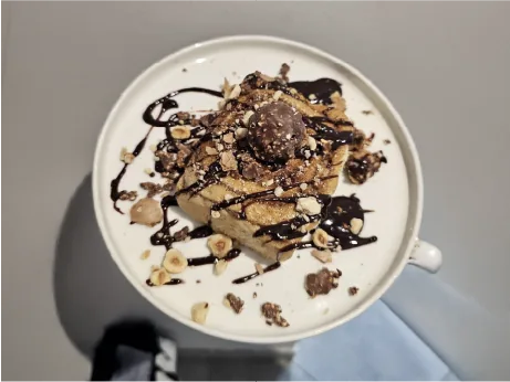 Tortitas con chocolate, frutos secos y bombón servidas en Awen Gastrobar