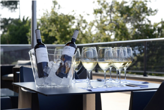 Maridaje local de vino al aire libre en las Rías Baixas