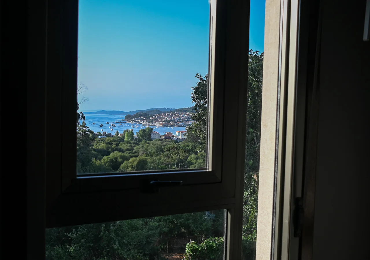 Vistas a la ría desde el exterior de O Igrexario