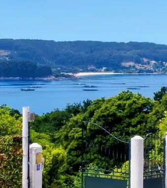 Vistas a la ría de Aldán y sus bateas desde Kunkos Restaurante en Menduíña