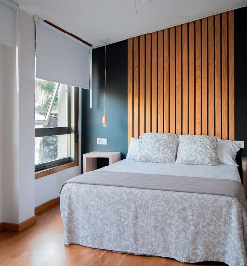 Dormitorio principal luminoso con cama de matrimonio en O Igrexario Vacacional