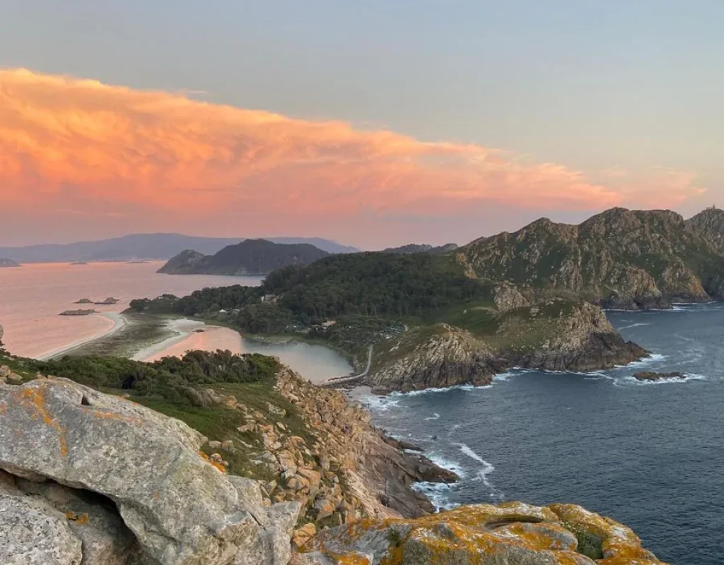 Vista panorámica de las islas Cíes, la playa de Rodas y sus acantilados durante el atardecer