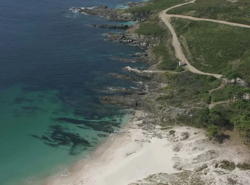 Vista aérea de la playa de Melide y el faro de Punta Robaleira en Cabo Home, Cangas